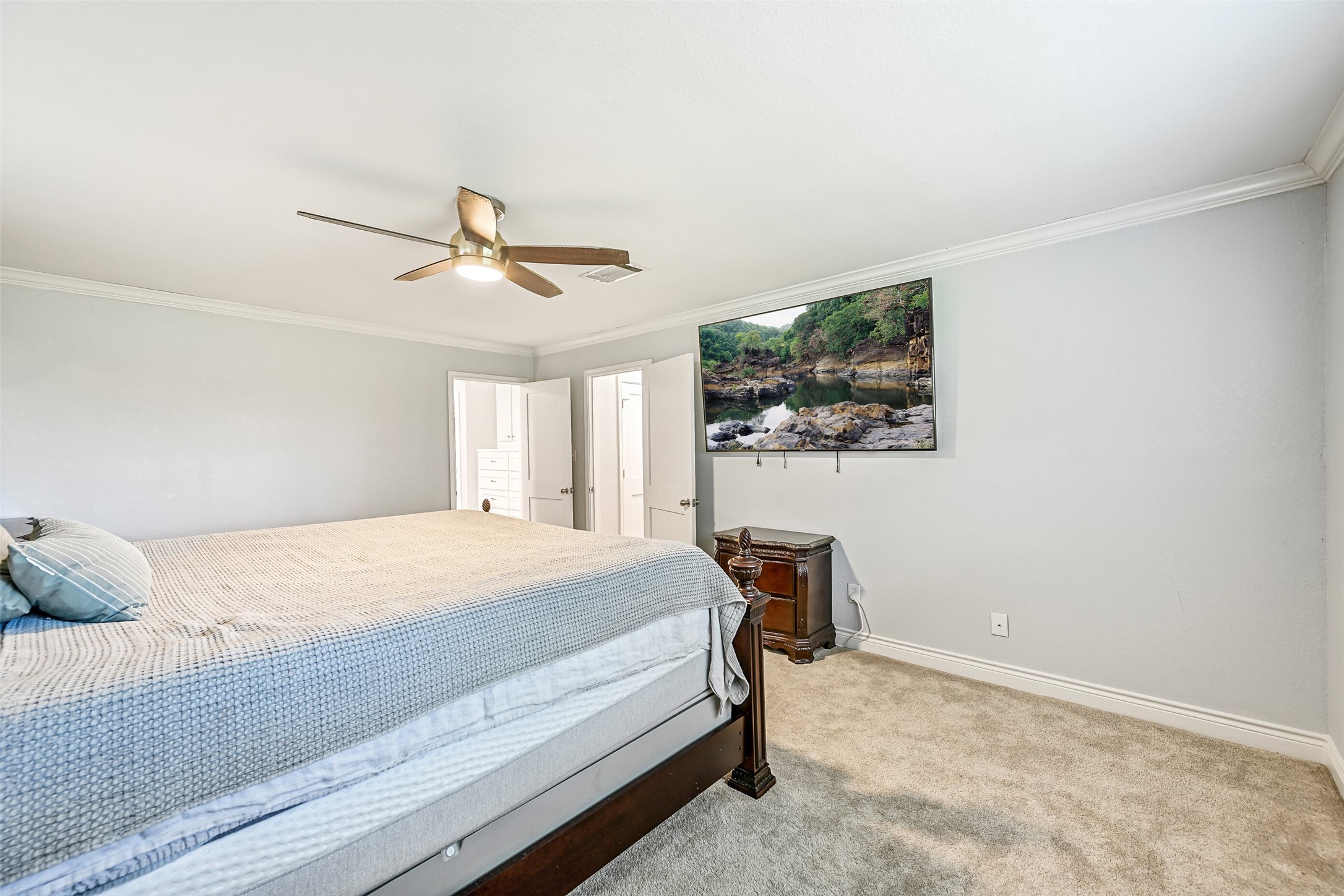 209 Buffalo Trail Lake Jackson, TX 77566 - Photo 20 of 34 a bedroom with a bed and a window