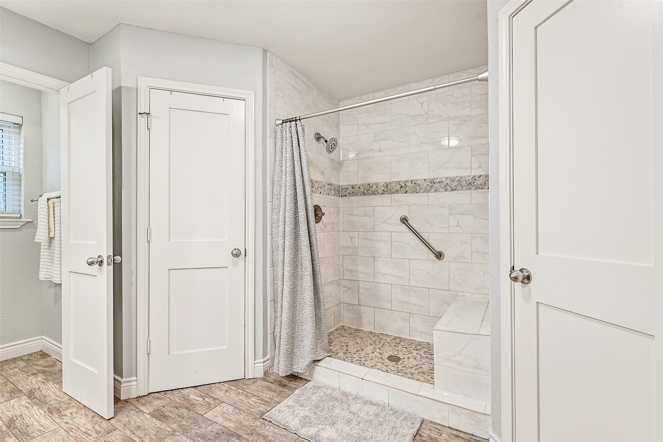 209 Buffalo Trail Lake Jackson, TX 77566 - Photo 22 of 34 a bathroom with a glass shower door
