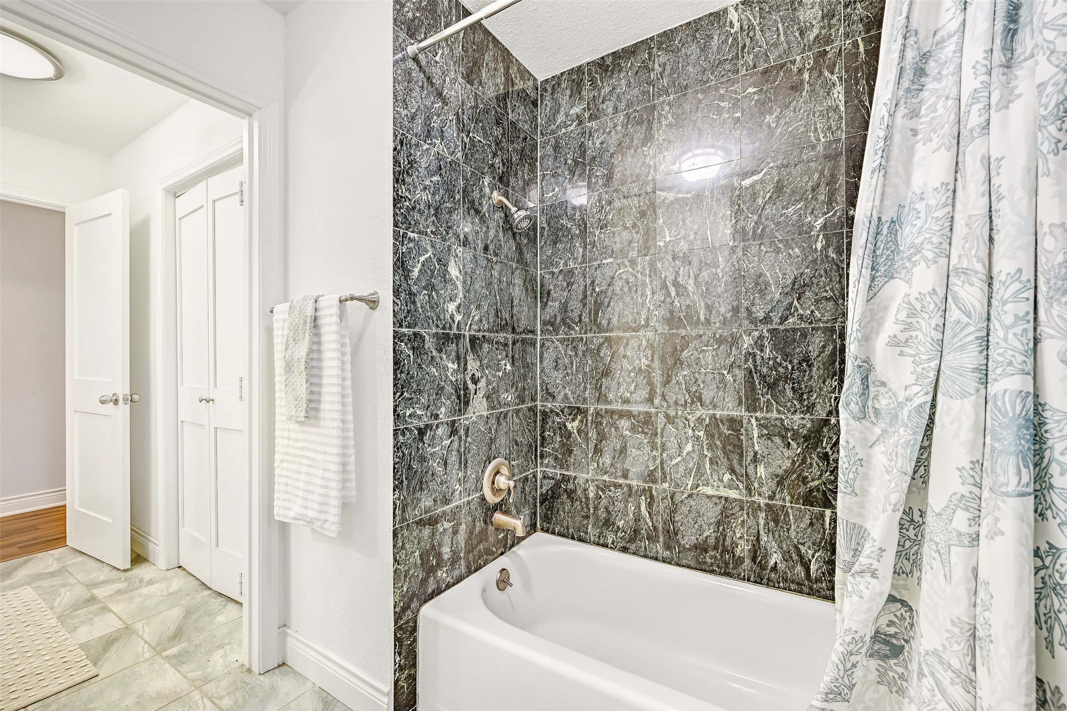 209 Buffalo Trail Lake Jackson, TX 77566 - Photo 27 of 34 a bathroom with a bathtub