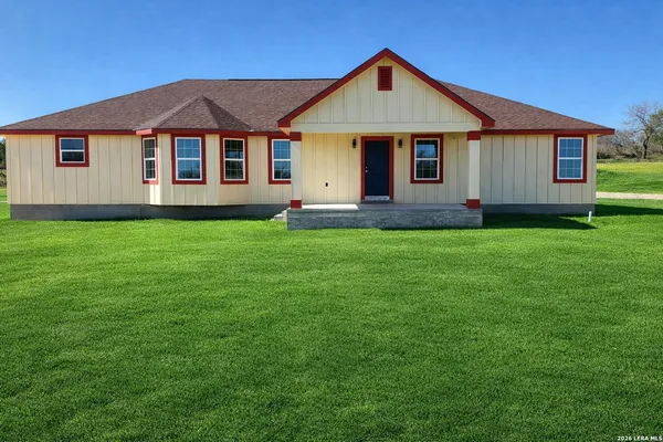 $385,000 | 618 County Road 124, Floresville, TX 78114