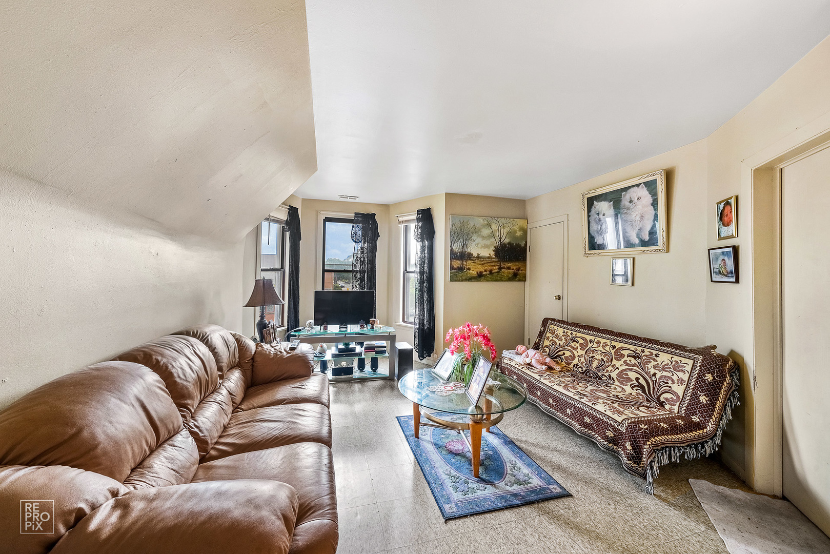 3101 Grove Avenue Berwyn, IL 60402 - Photo 6 of 14 a living room with furniture rug and window