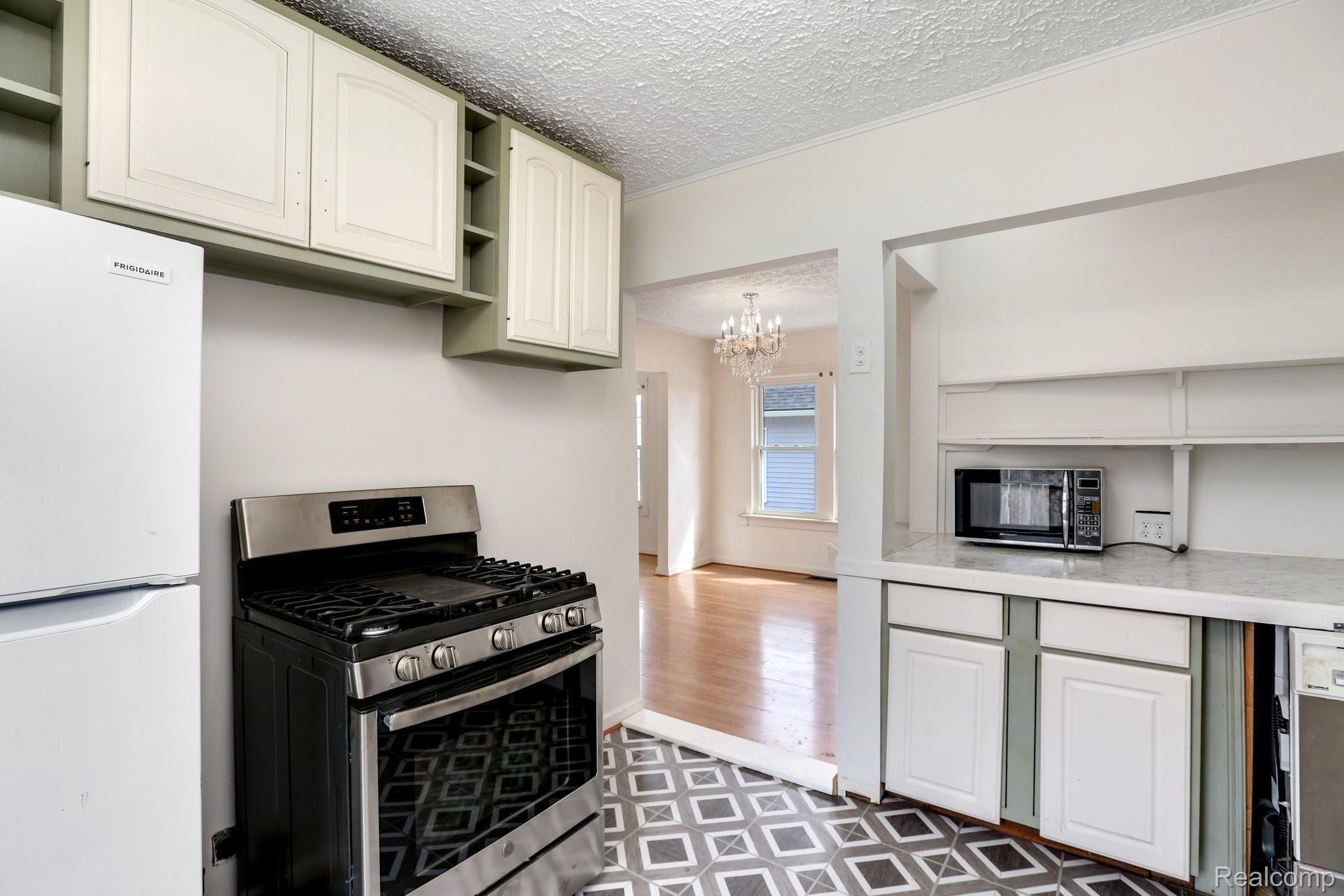 20753 Inkster Road Farmington, MI 48336 - Photo 14 of 25 14- Kitchen 3.jpg