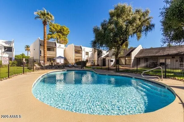 a view of a back yard