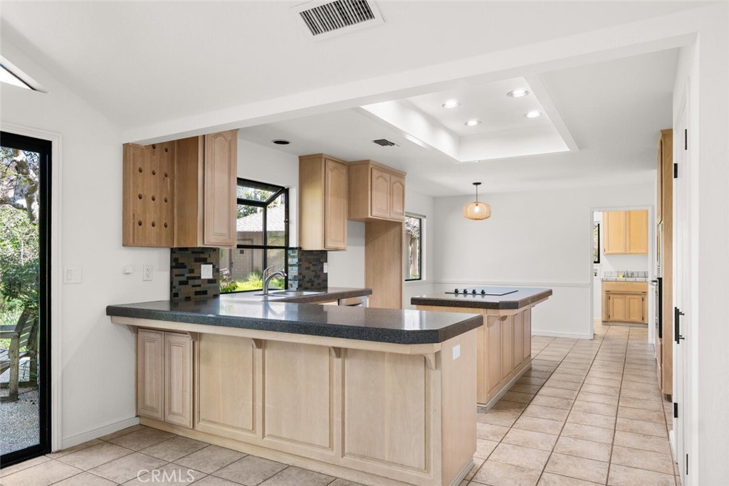 19 Sycamore Valley Road Chico, CA 95973 - Photo 13 of 53 Eating Bar