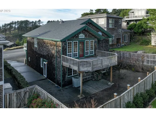 $2,175,000 | 747 Oak Street, Cannon Beach, OR 97110