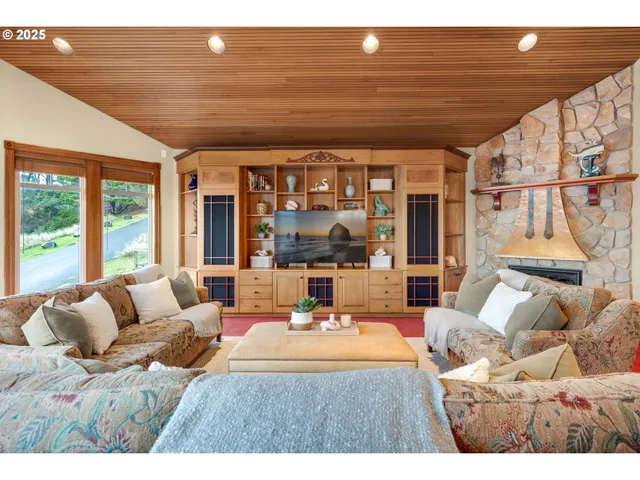 $2,175,000 | 747 Oak Street, Cannon Beach, OR 97110