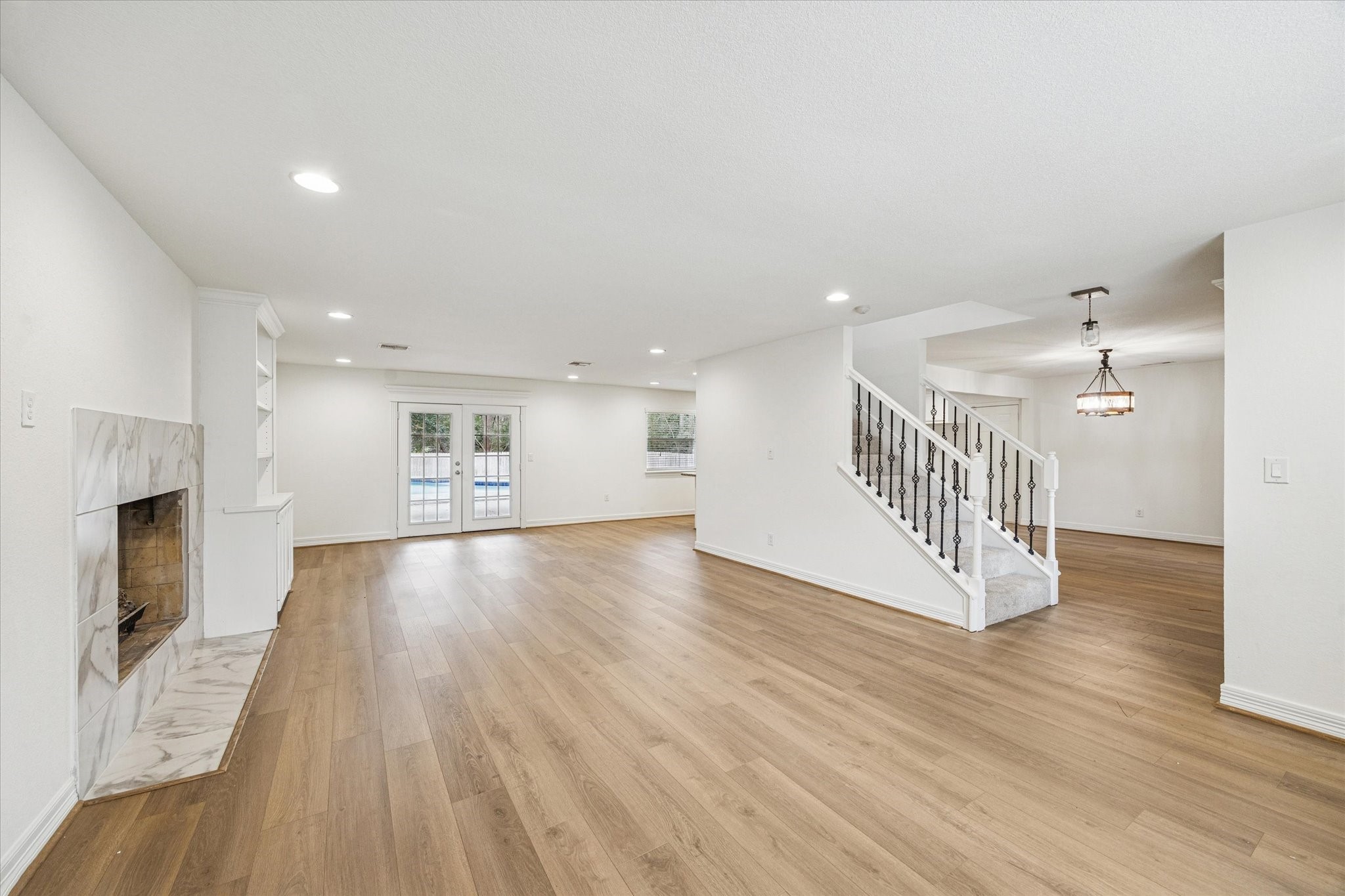 4314 Oxhill Road Spring, TX 77388 - Photo 4 of 22 Another view of den looking across entry.