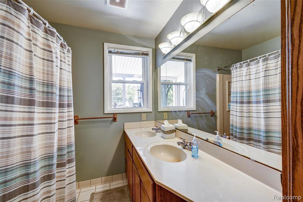 2356 East Cook Road Grand Blanc, MI 48439 - Photo 38 of 76