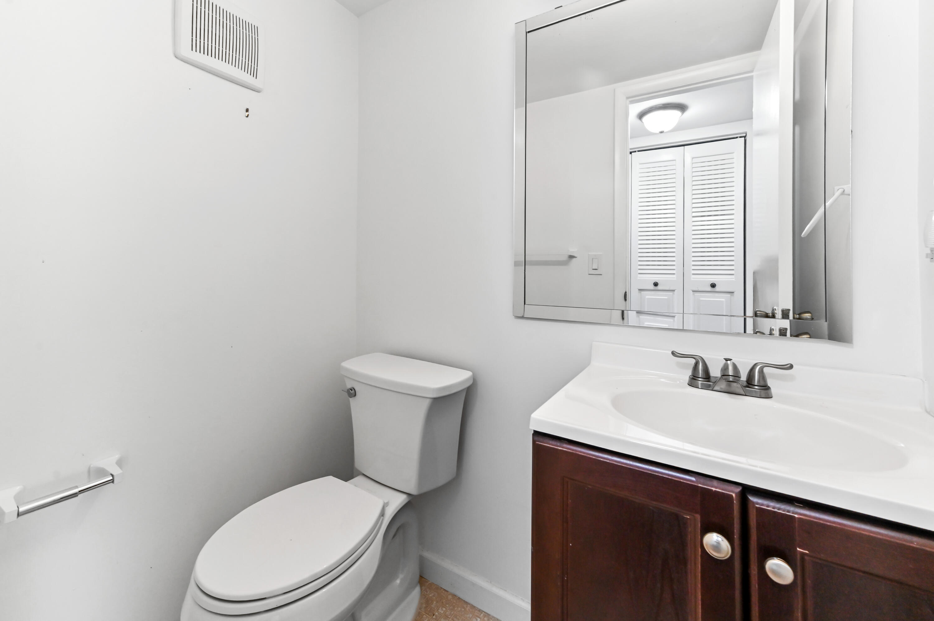 135 Brighton Drive, Unit D Boca Raton, FL 33434 - Photo 11 of 25 13 bathroom 01