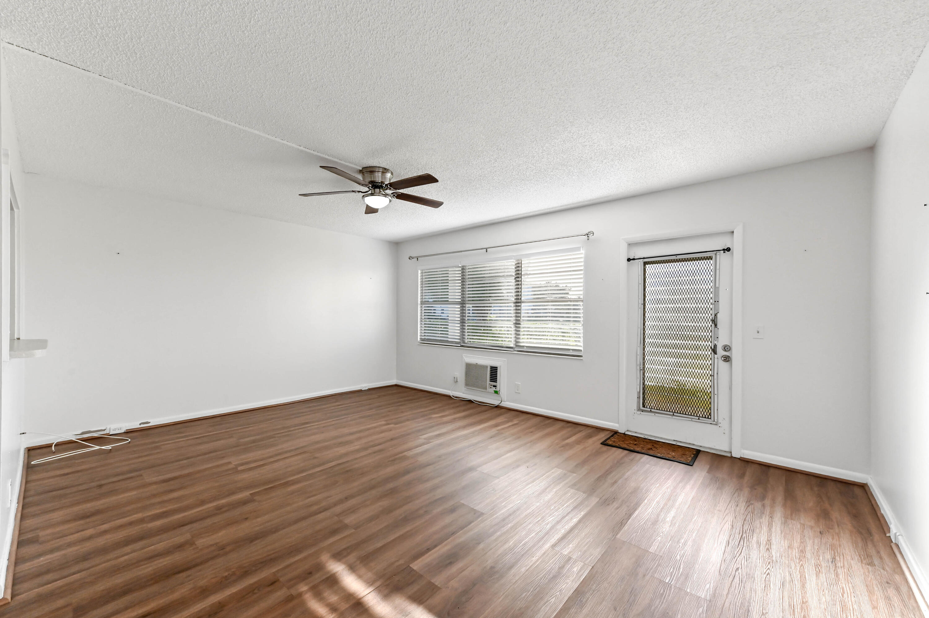 135 Brighton Drive, Unit D Boca Raton, FL 33434 - Photo 5 of 25 07 living room 02