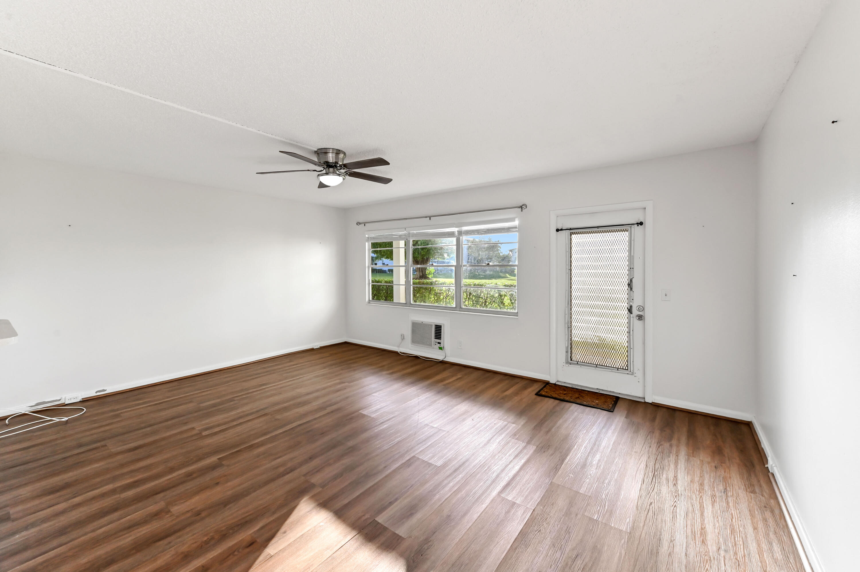 135 Brighton Drive, Unit D Boca Raton, FL 33434 - Photo 7 of 25 09 living room 04