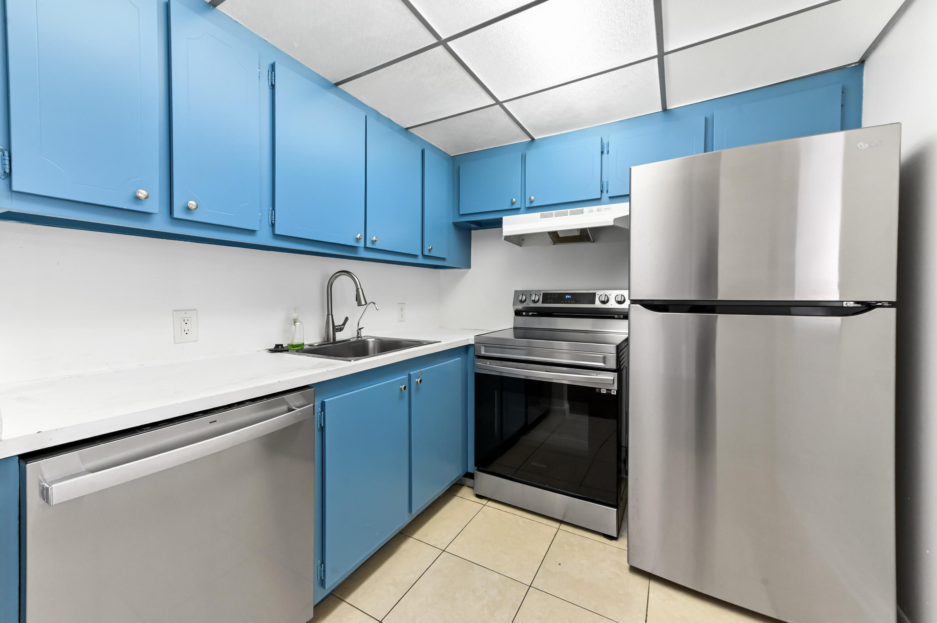 135 Brighton Drive, Unit D Boca Raton, FL 33434 - Photo 10 of 25 12 kitchen 01
