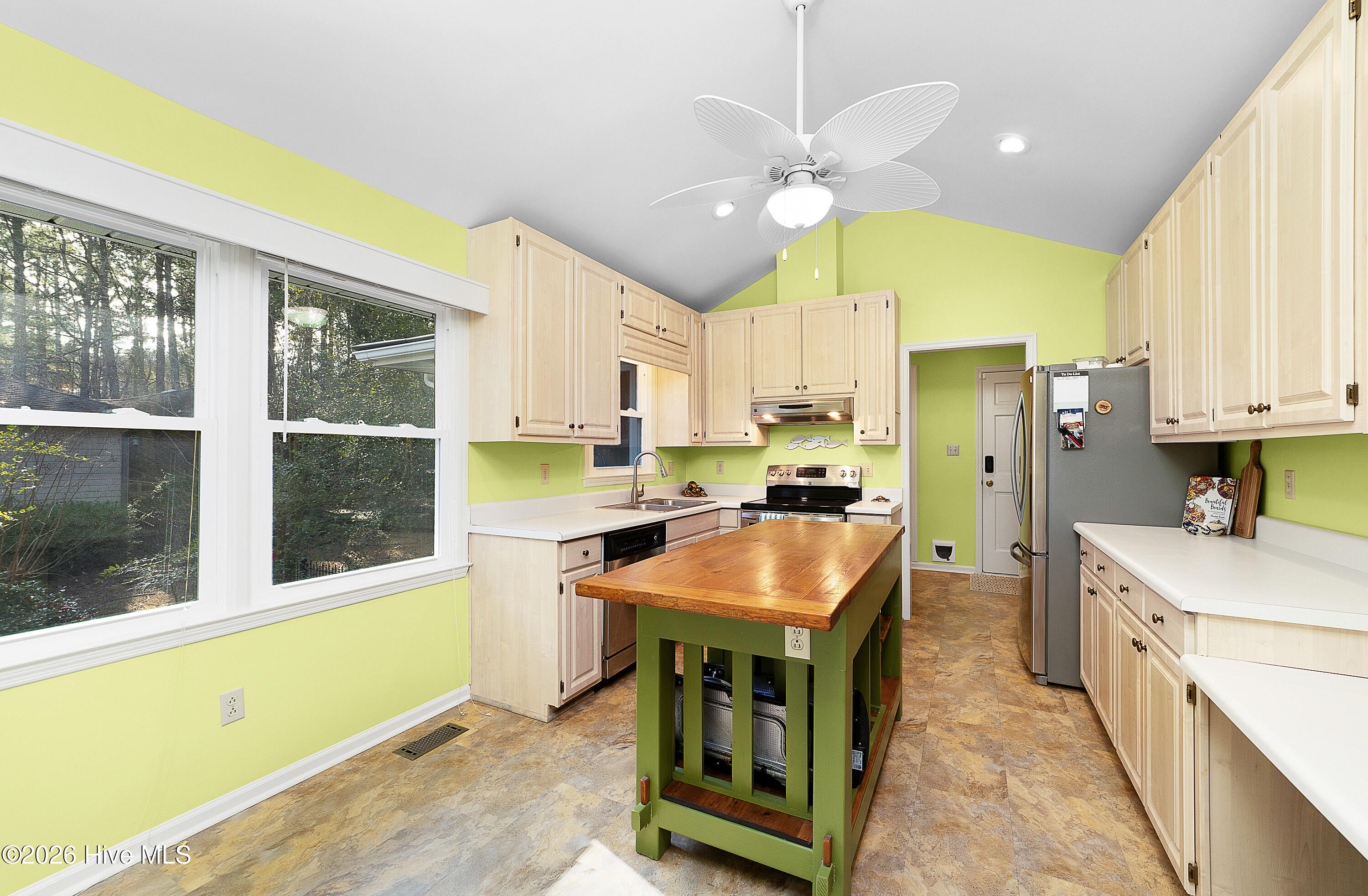 104 Outrigger Road New Bern, NC 28562 - Photo 5 of 41 Kitchen