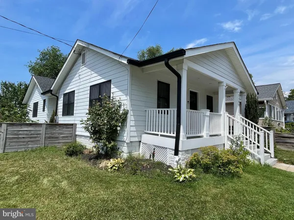 $995,000 | 2100 North Emerson Street, Arlington, VA 22207
