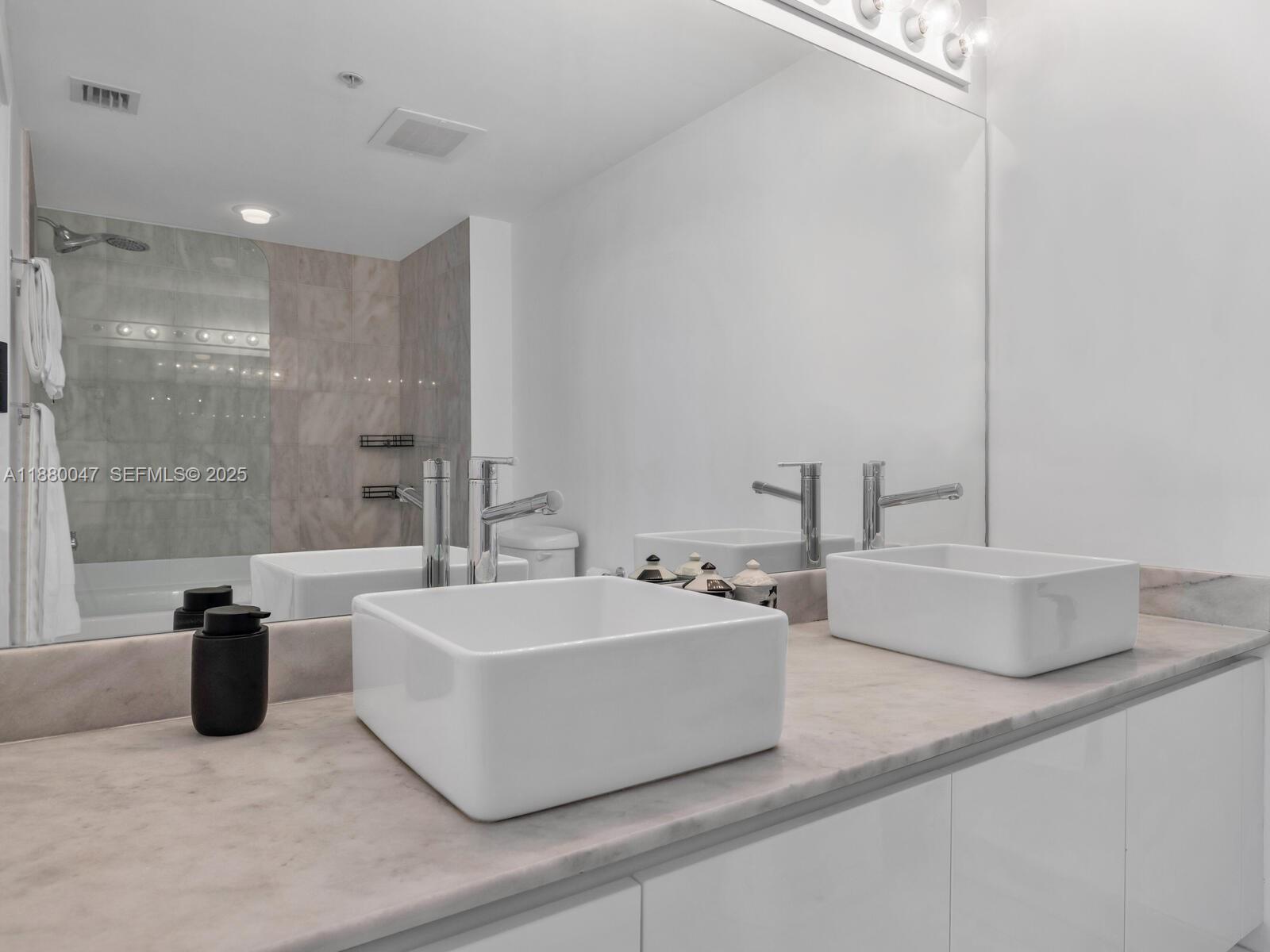 601 Northeast 36th Street, Unit 1304 Miami, FL 33137 - Photo 29 of 40 a spacious bathroom with a tub and a sink