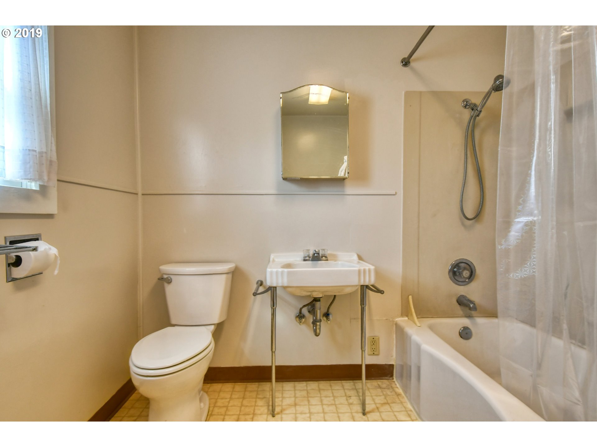 1008 Southwest Frazer Avenue Pendleton, OR 97801 - Photo 15 of 32 a bathroom with a sink toilet and shower