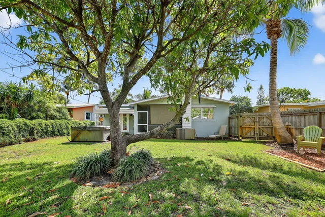 a view of a house with a yard