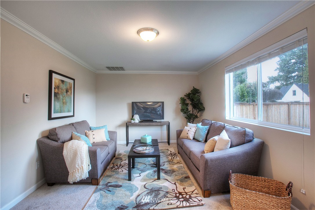 515 Harrison Street Sumner, WA 98390 - Photo 12 of 25 a living room with furniture and a window