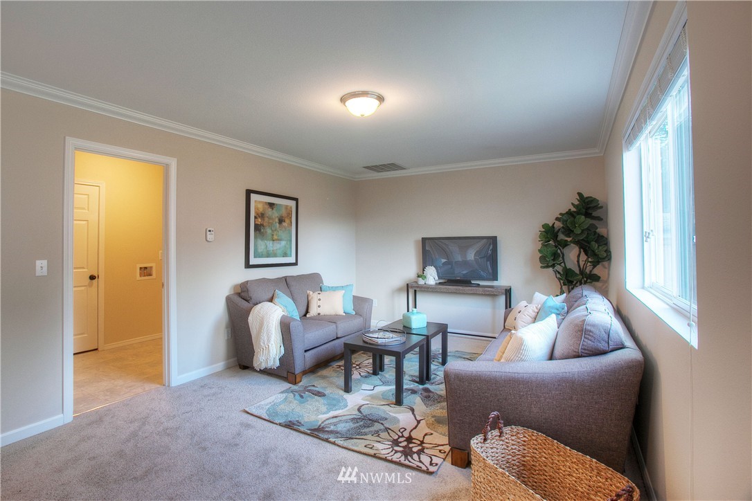515 Harrison Street Sumner, WA 98390 - Photo 13 of 25 a living room with furniture and a window