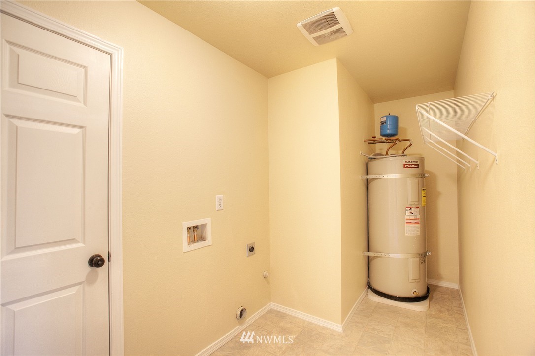 515 Harrison Street Sumner, WA 98390 - Photo 16 of 25 a bathroom with a shower