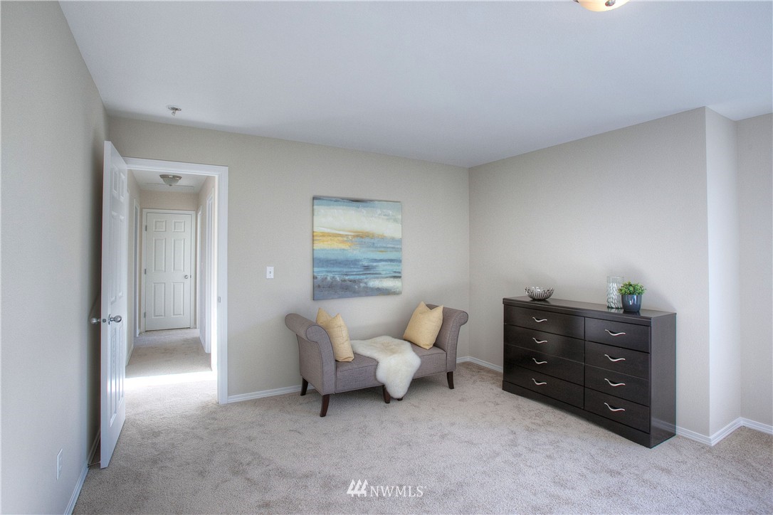 515 Harrison Street Sumner, WA 98390 - Photo 20 of 25 a living room with furniture and a lamp