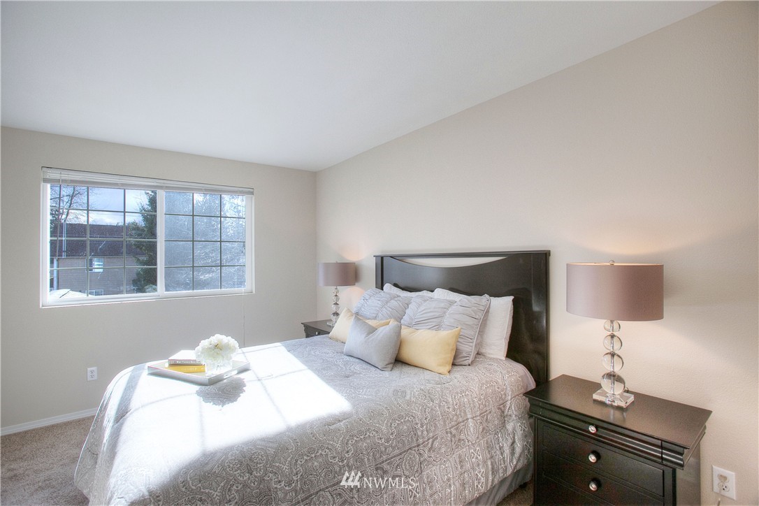 515 Harrison Street Sumner, WA 98390 - Photo 21 of 25 a bedroom with a bed and a lamp