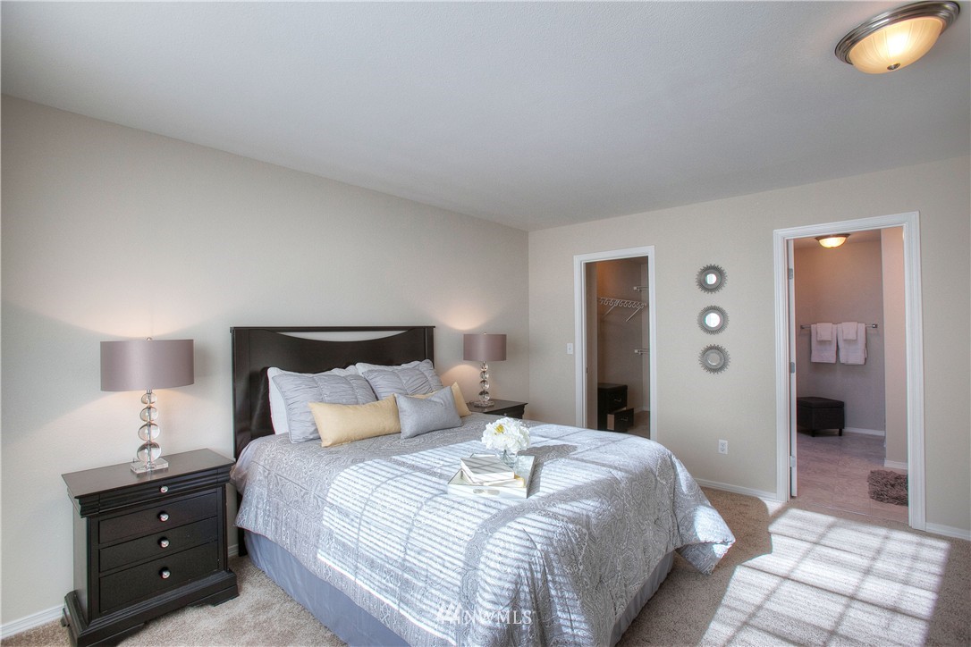 515 Harrison Street Sumner, WA 98390 - Photo 22 of 25 a bedroom with a bed and a lamp