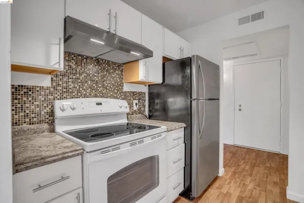 $2,000 | 490 North Civic Drive, Unit 409, Walnut Creek, CA 94596