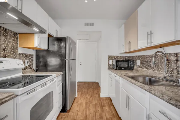 $2,000 | 490 North Civic Drive, Unit 409, Walnut Creek, CA 94596