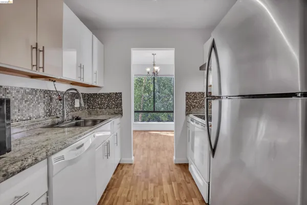 $2,000 | 490 North Civic Drive, Unit 409, Walnut Creek, CA 94596