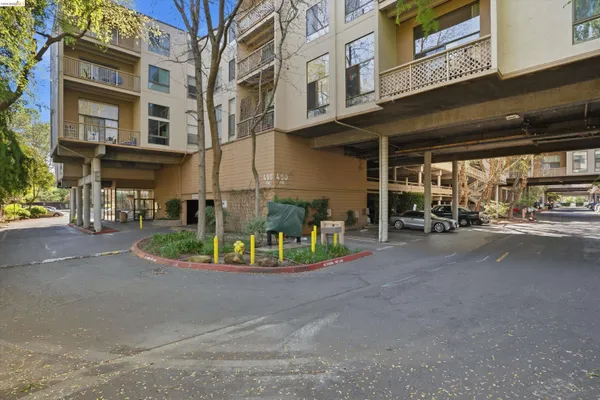 $2,000 | 490 North Civic Drive, Unit 409, Walnut Creek, CA 94596