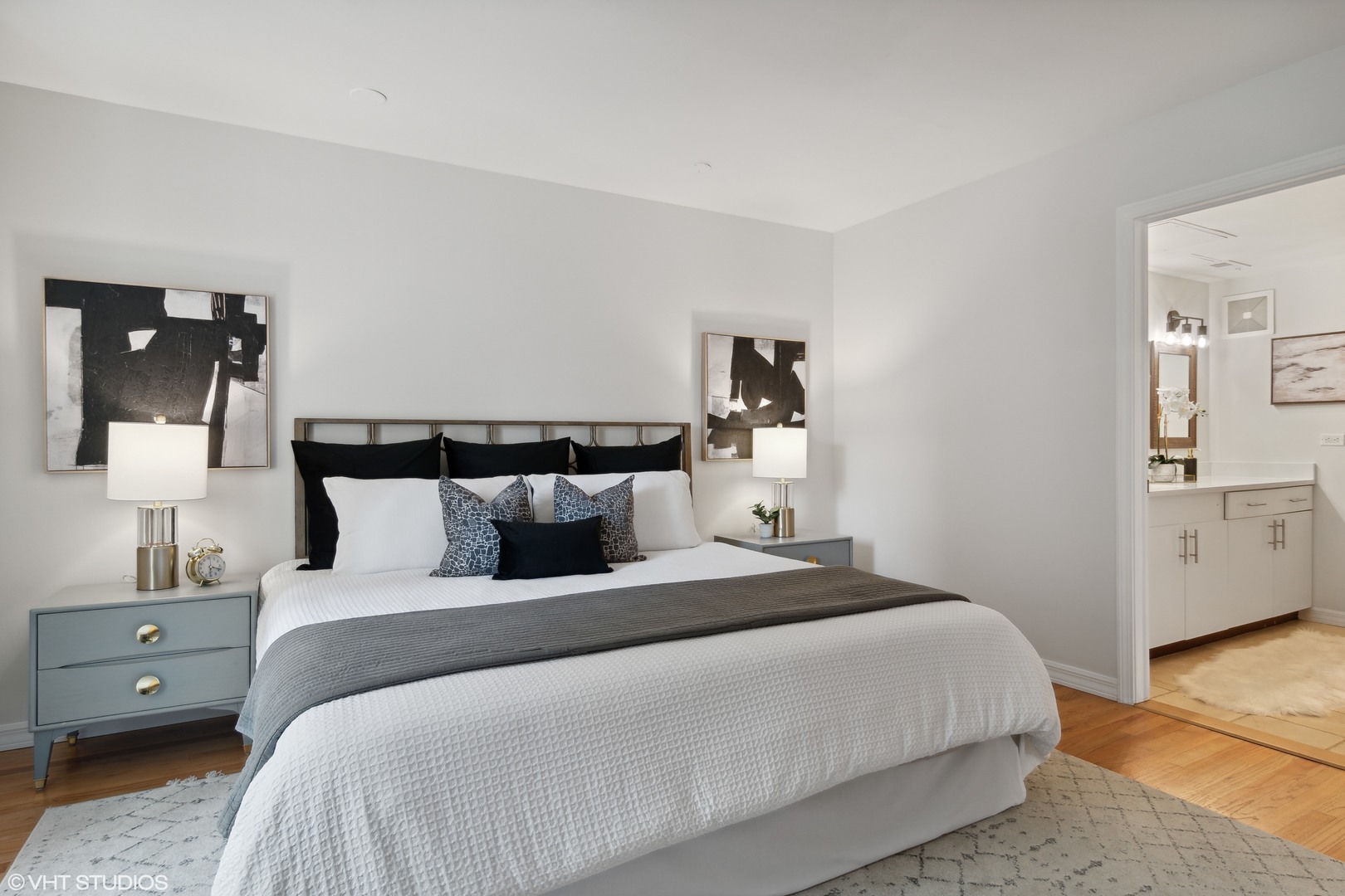 40 East Delaware Place, Unit 1602 Chicago, IL 60611 - Photo 14 of 27 a bedroom with a bed and a night lamp