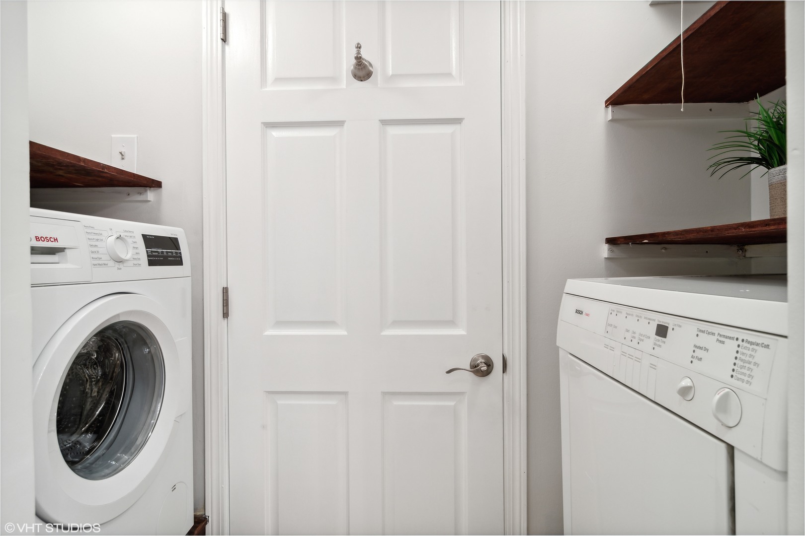 40 East Delaware Place, Unit 1602 Chicago, IL 60611 - Photo 20 of 27 a utility room with dryer and washer