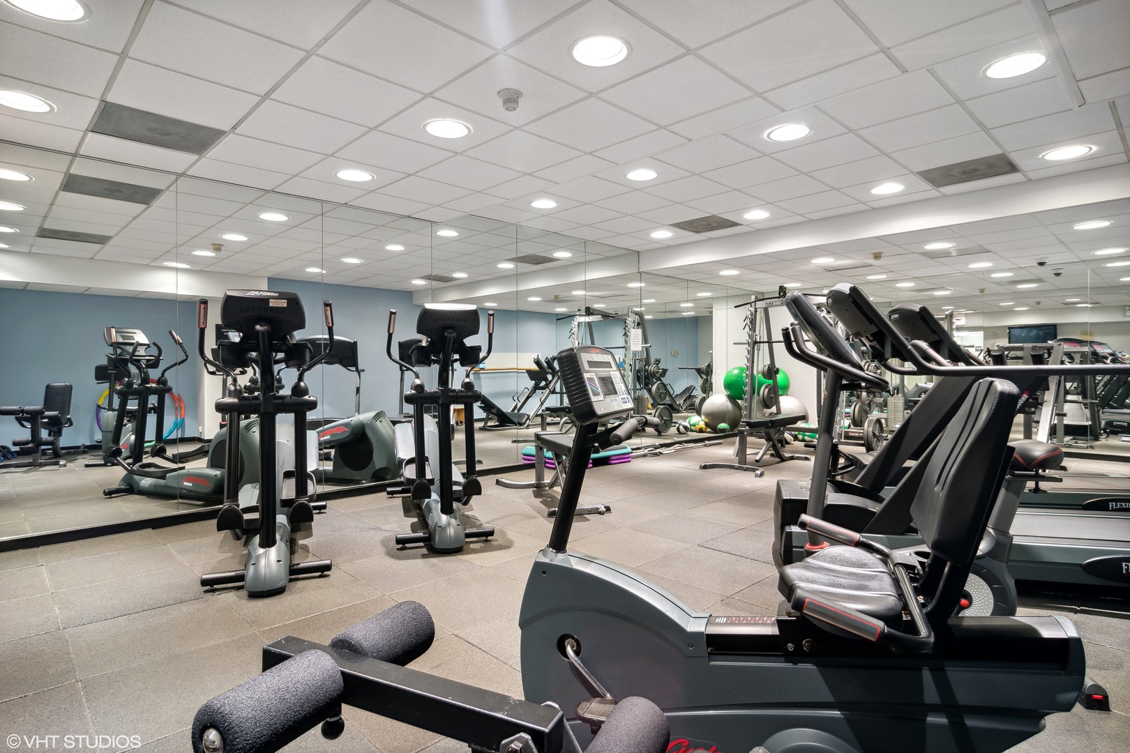 40 East Delaware Place, Unit 1602 Chicago, IL 60611 - Photo 25 of 27 a view of a room with gym equipment