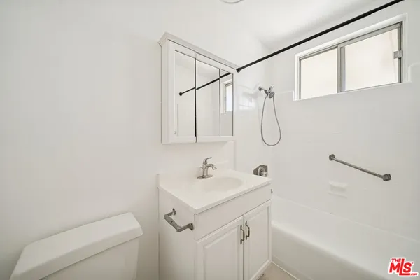 $1,995 | 2038 South Holt Avenue, Unit 16, Los Angeles, CA 90034