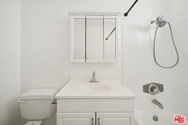 $1,995 | 2038 South Holt Avenue, Unit 16, Los Angeles, CA 90034