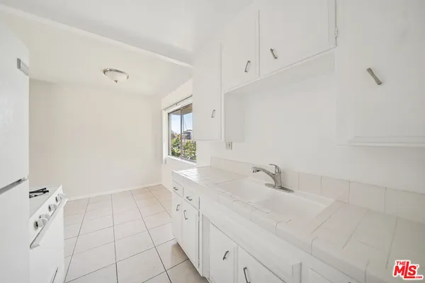 $1,995 | 2038 South Holt Avenue, Unit 16, Los Angeles, CA 90034