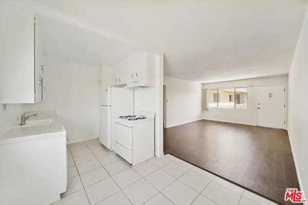 $1,995 | 2038 South Holt Avenue, Unit 16, Los Angeles, CA 90034