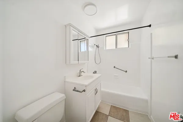 $1,995 | 2038 South Holt Avenue, Unit 16, Los Angeles, CA 90034