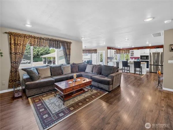 $1,100,000 | 26224 Southeast 425th Street, Enumclaw, WA 98022