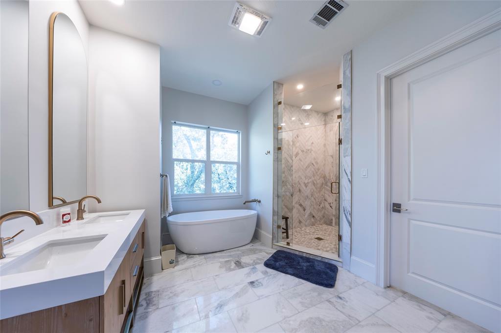 1190 Emerald Sound Boulevard Oak Point, TX 75068 - Photo 20 of 37 a bathroom with a tub sink shower and mirror