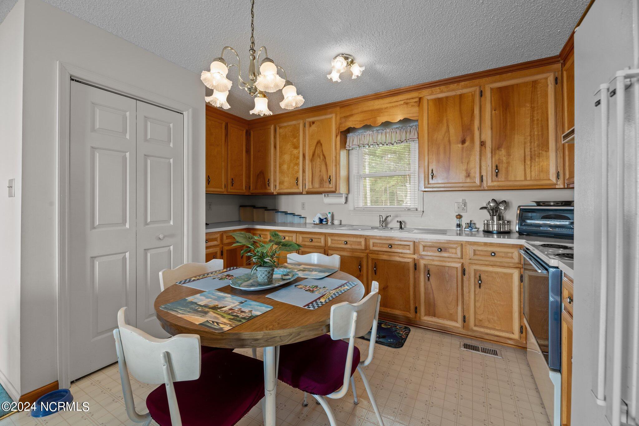 356 Windy Point Road Bayboro, NC 28515 - Photo 12 of 43 Kitchen/Dining