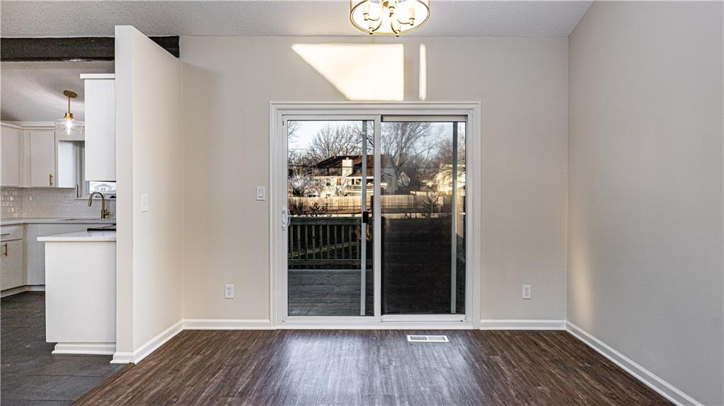 9212 Constance Street Lenexa, KS 66215 - Photo 4 of 20