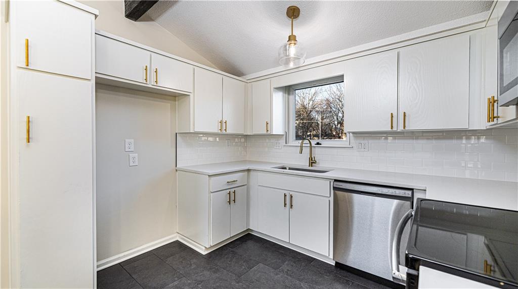 9212 Constance Street Lenexa, KS 66215 - Photo 7 of 20