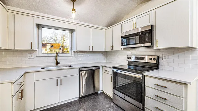 $408,000 | 9212 Constance Street, Lenexa, KS 66215