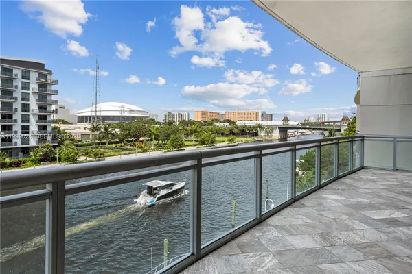 $7,200 | 1090 Northwest N River Drive, Unit 402, Miami, FL 33136