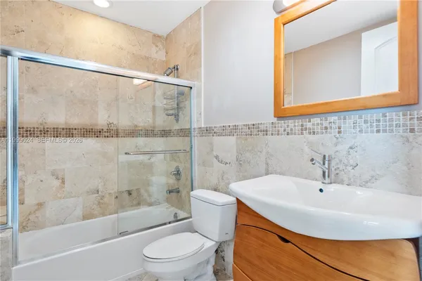 $7,200 | 1090 Northwest N River Drive, Unit 402, Miami, FL 33136