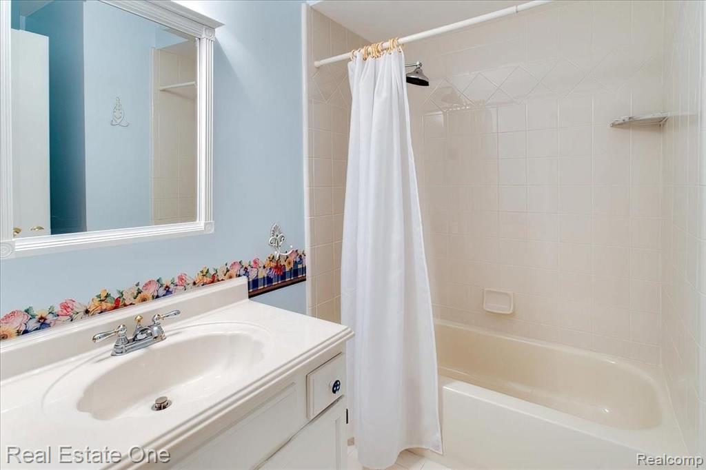 2051 Warrington Road Rochester Hills, MI 48307 - Photo 38 of 64