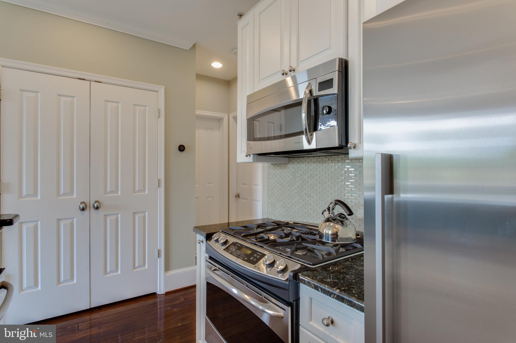 20 Logan Circle Northwest, Unit 33 Washington, DC 20005 - Photo 10 of 27 Gas cooking