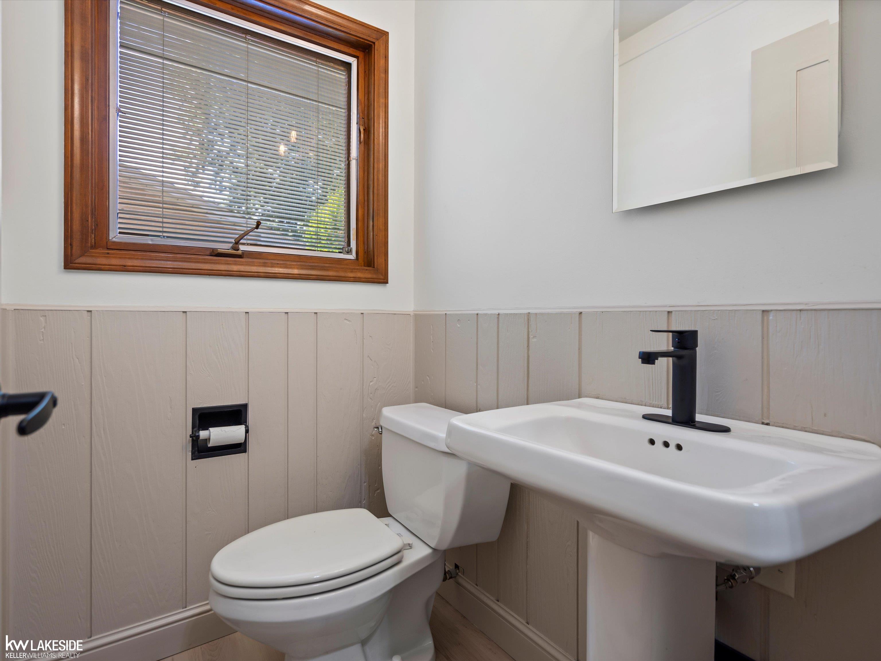 11585 Chicago Road Warren, MI 48093 - Photo 24 of 55